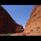 Der Zugang zum Walpa Gorge, einem Einschnitt in den Olgas 